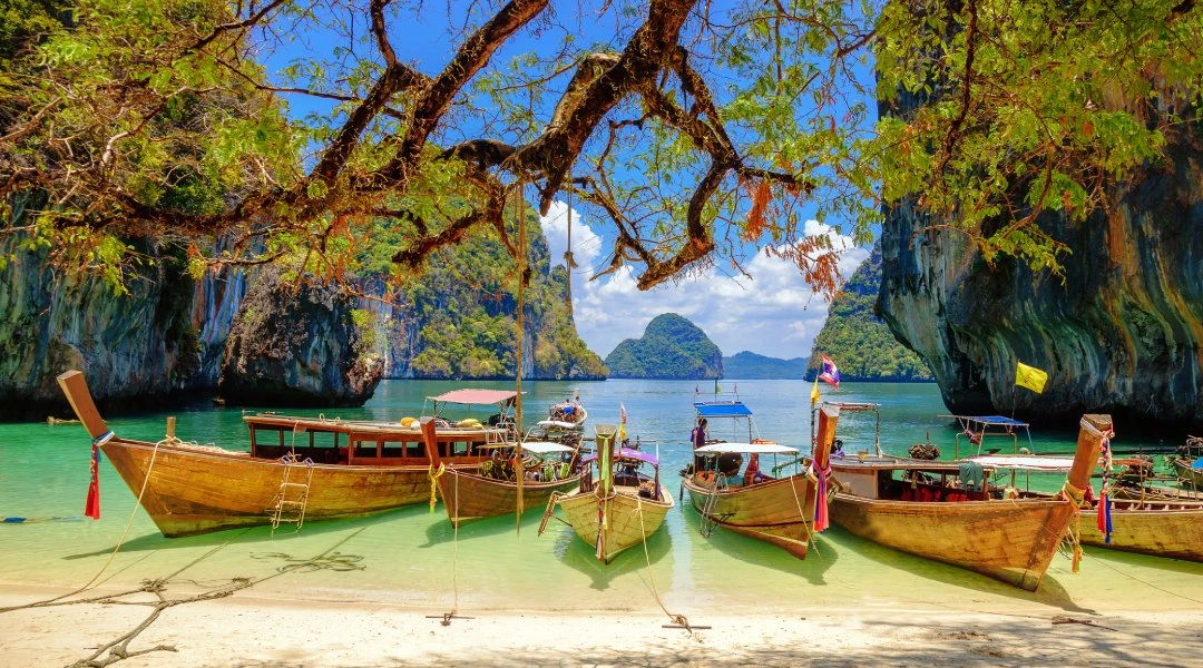 Vista panorámica de un paisaje tropical en Tailandia con montañas y vegetación exuberante