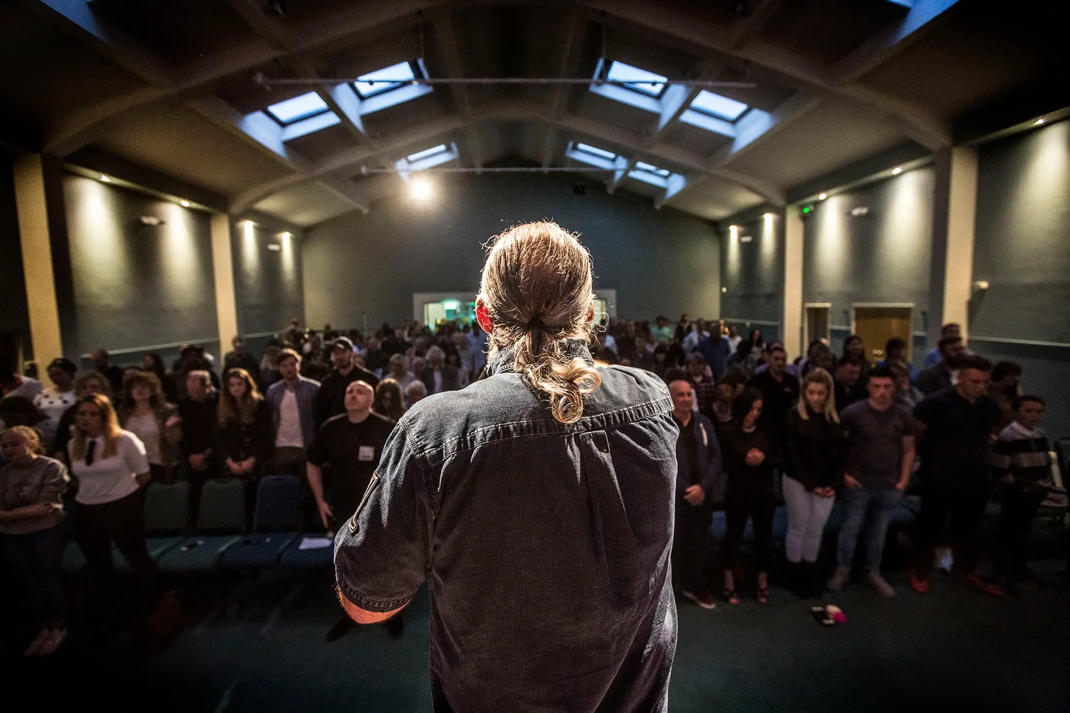 Mut für Kinder Sam Childers Machine Gun Preacher on stage back