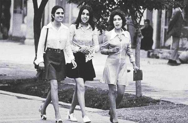Trzy kobiety spacerujące po ulicach Kabulu, 1972