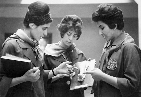 Dwie afgańskie studentki medycyny (Kabul, 1962), słuchające swojej profesorki