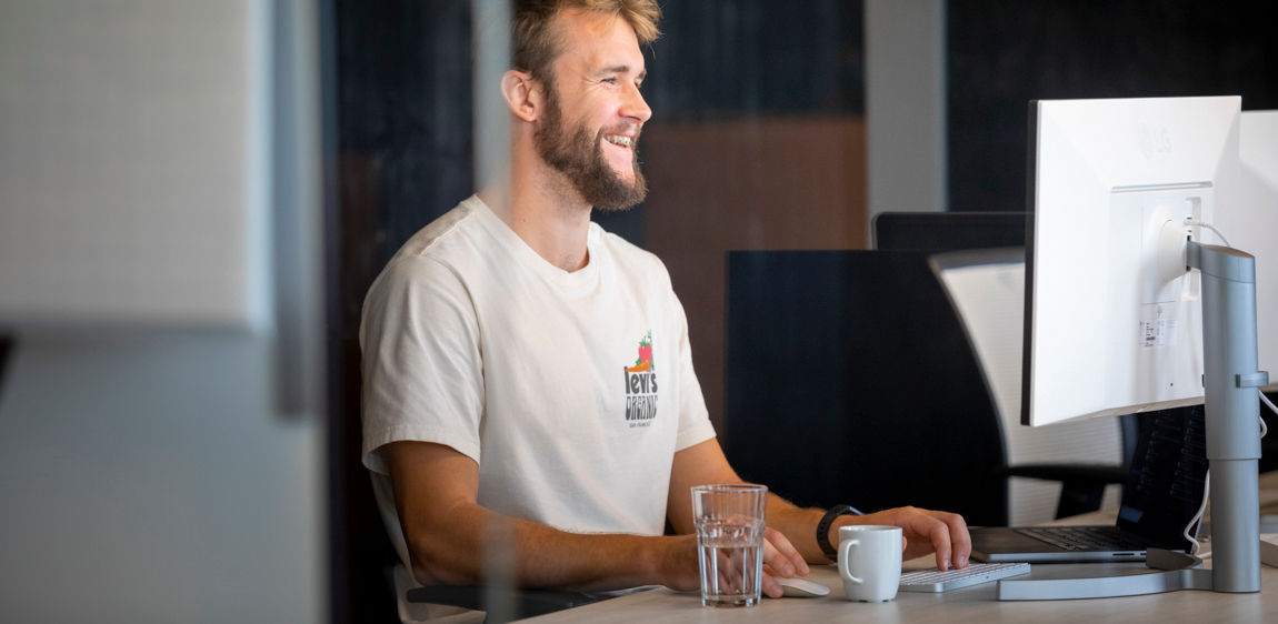 Een developer die achter het scherm zit