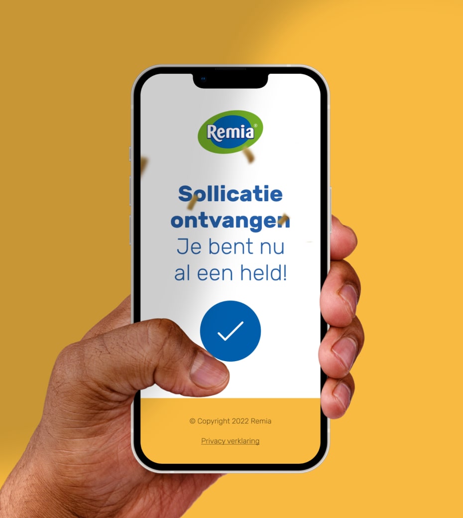 Vier pagina's van de Remia website getoond op tablets die op een blauwe achtergrond liggen. 