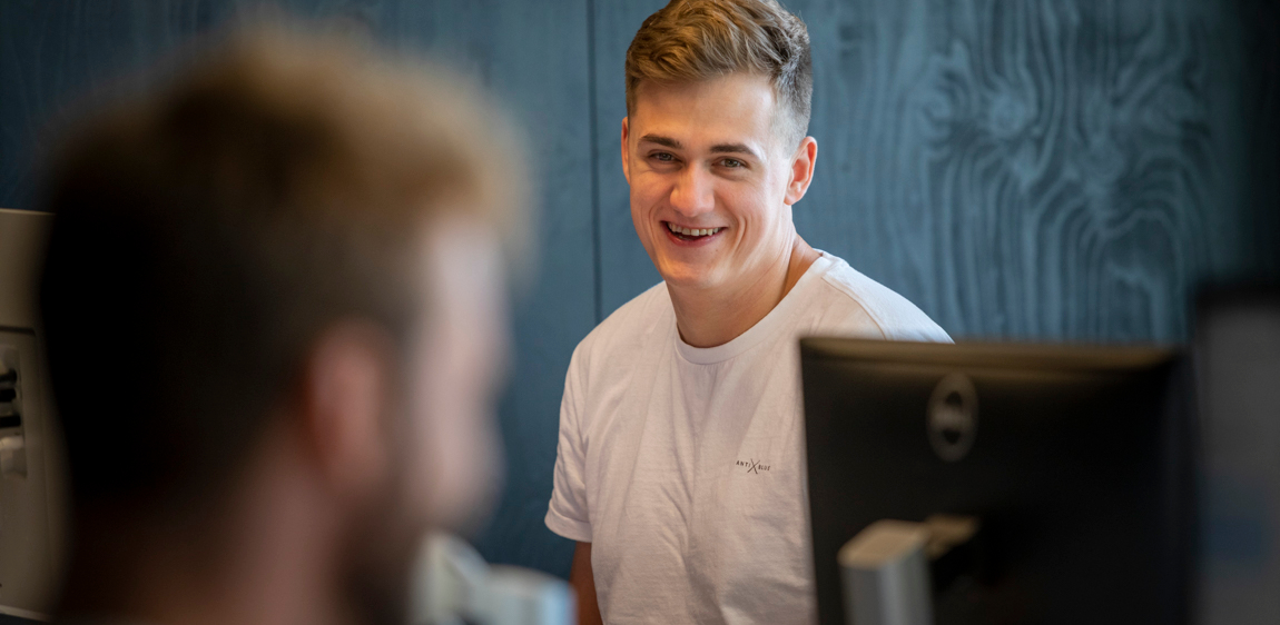 Een developer (Remco) lacht omwille van een grap. 