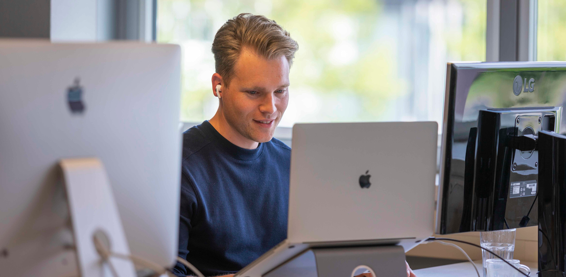Timar, UI designer, werkt op kantoor 