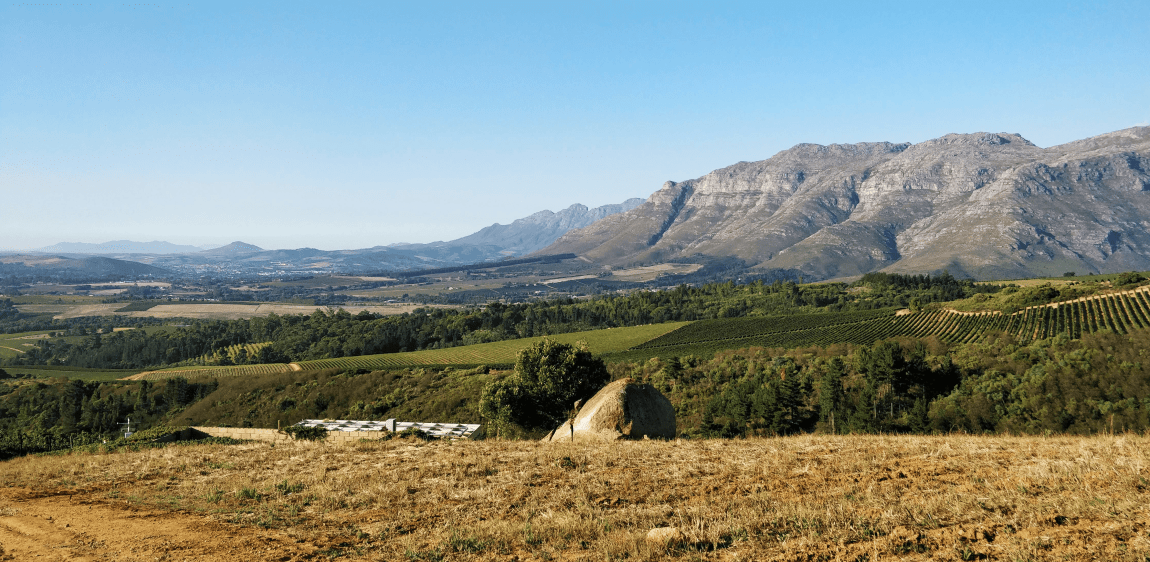 Een natuurlandschap met bergen in Afrika 