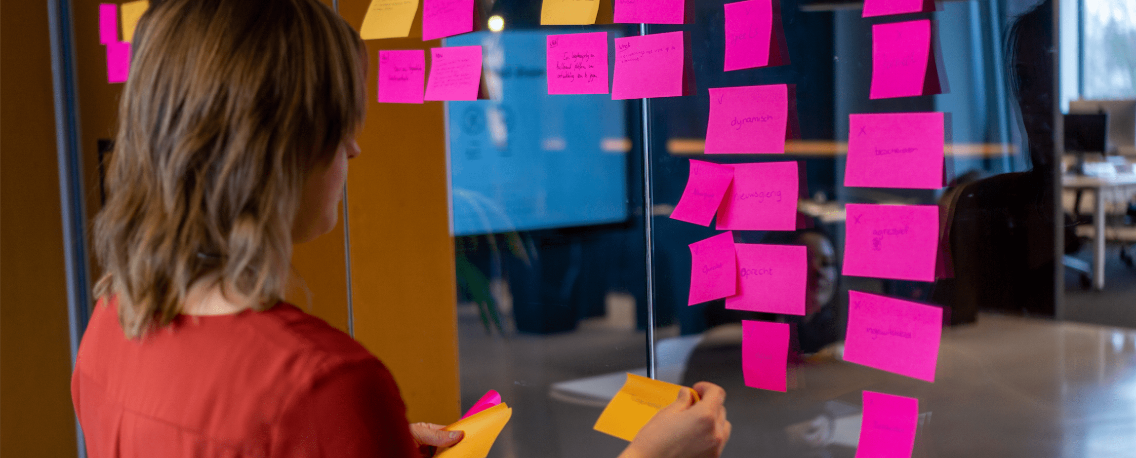 Post-its op een raam plakken tijdens de design sprint 