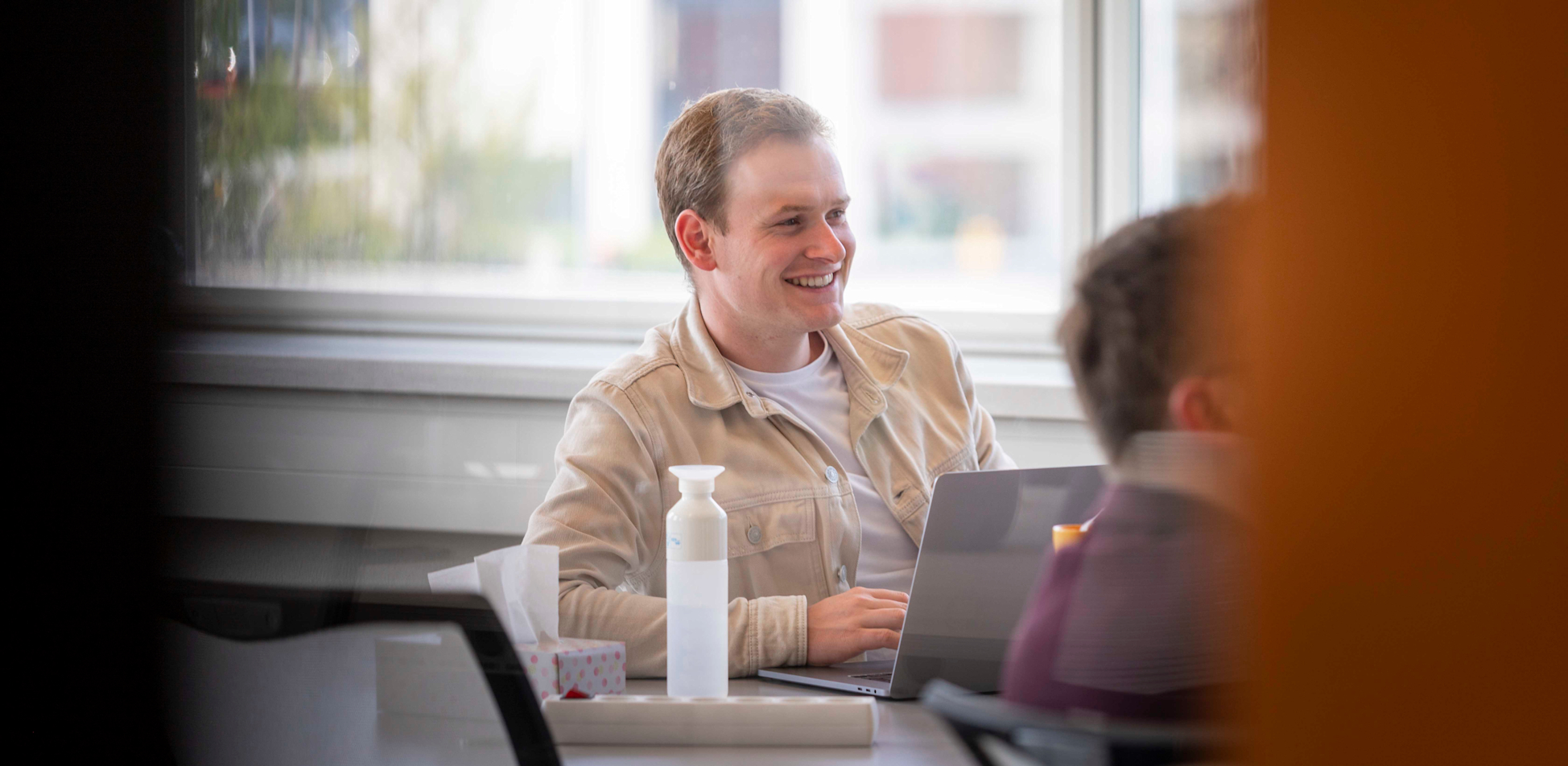 Ron en zijn team (Team 3) vergaderen in een van de meeting ruimtes. 
