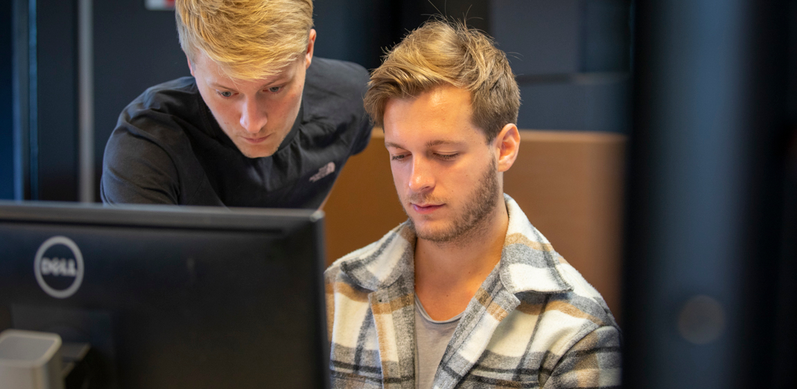 Een developer (Hidde) en project manager (Márton) converseren met elkaar over een project. 