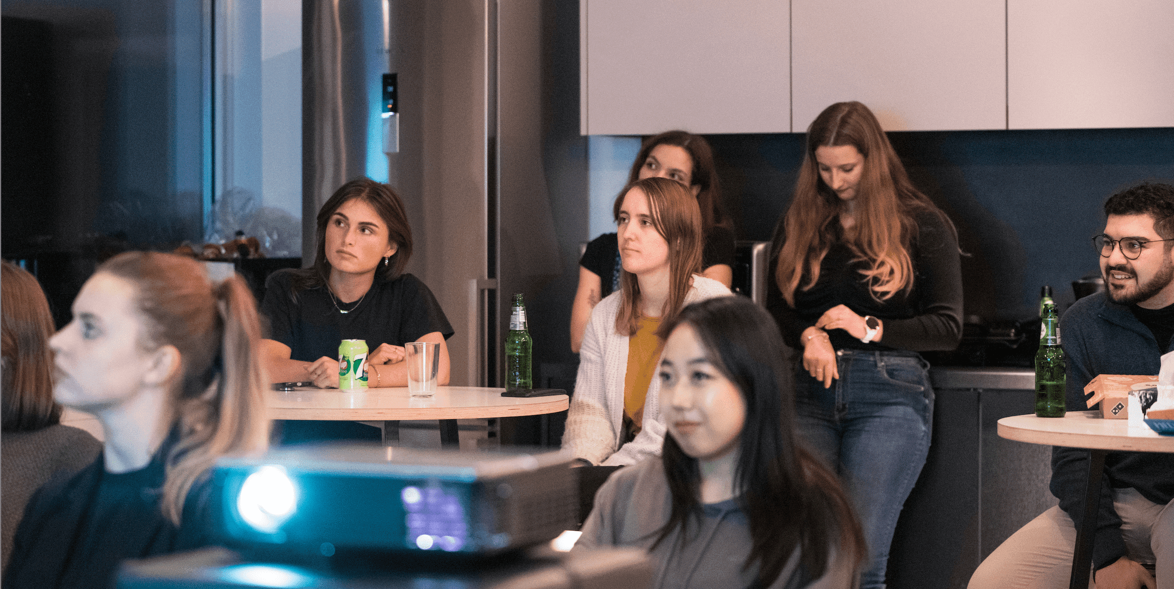 Laura zit in het publiek bij Design Talks