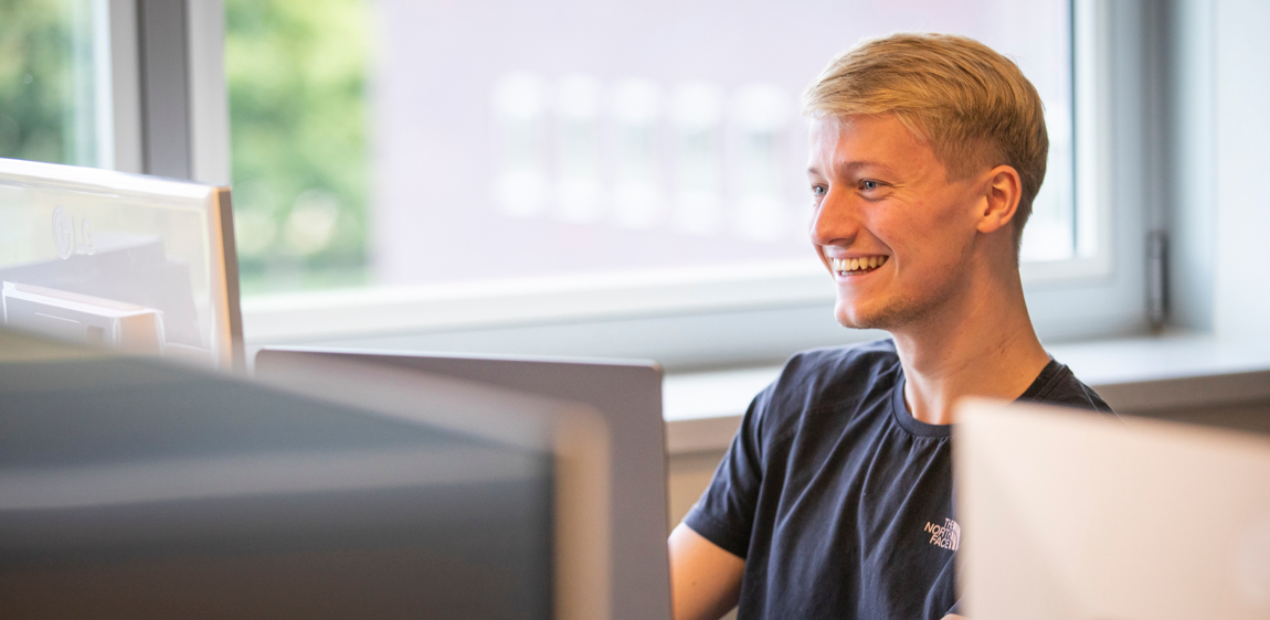 Een developer (Hidde) heeft het naar zijn zin tijdens het werken op kantoor. 