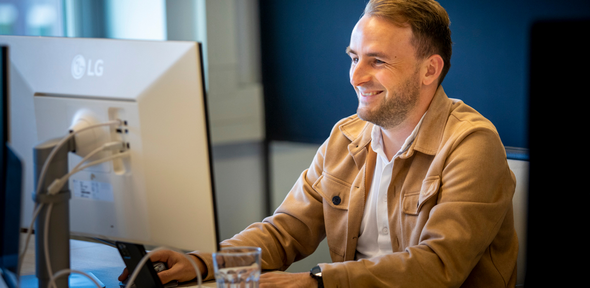 UI designer Boy heeft het naar zijn zin op kantoor. 