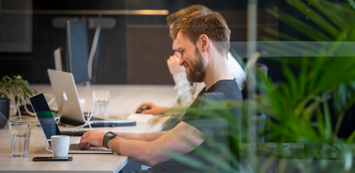 Enkele collega's werken samen aan een project.