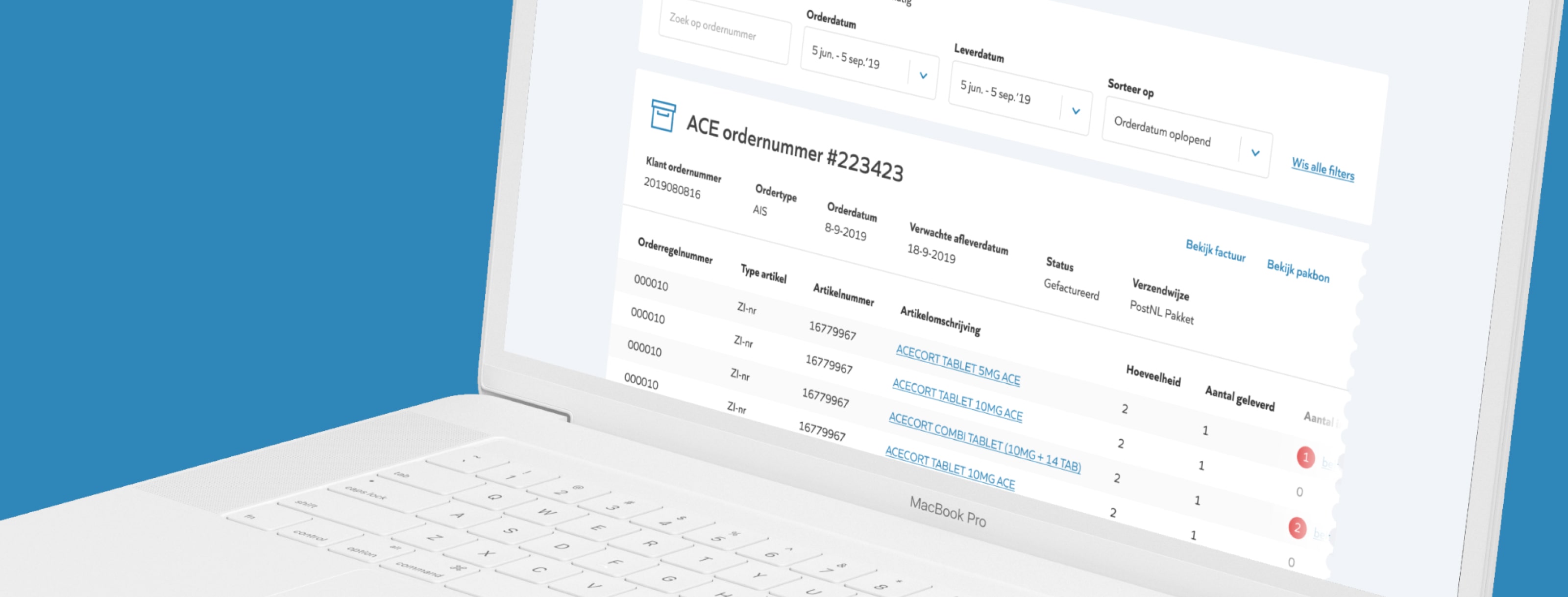 Een pagina van de Ace website staat open op een witte laptop en staat op een blauwe achtergrond 