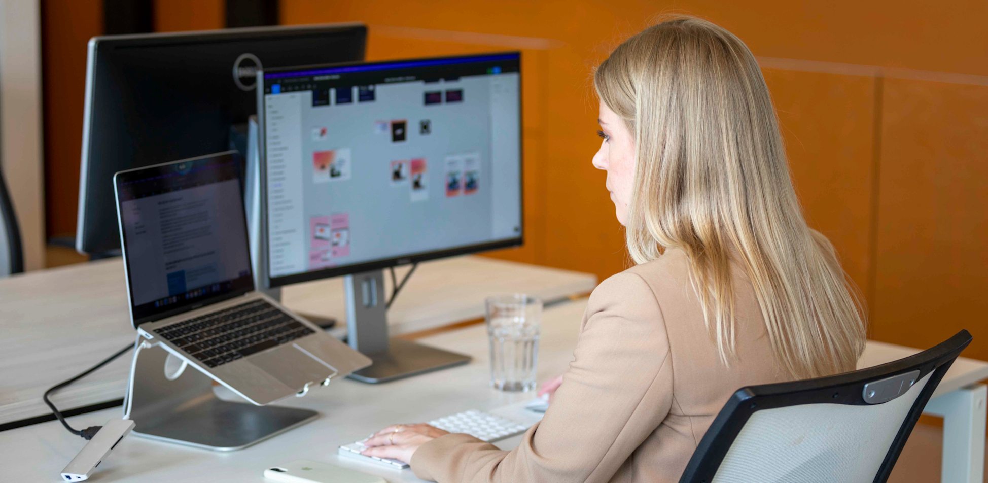 Een collega zit aan een bureau te werken. 