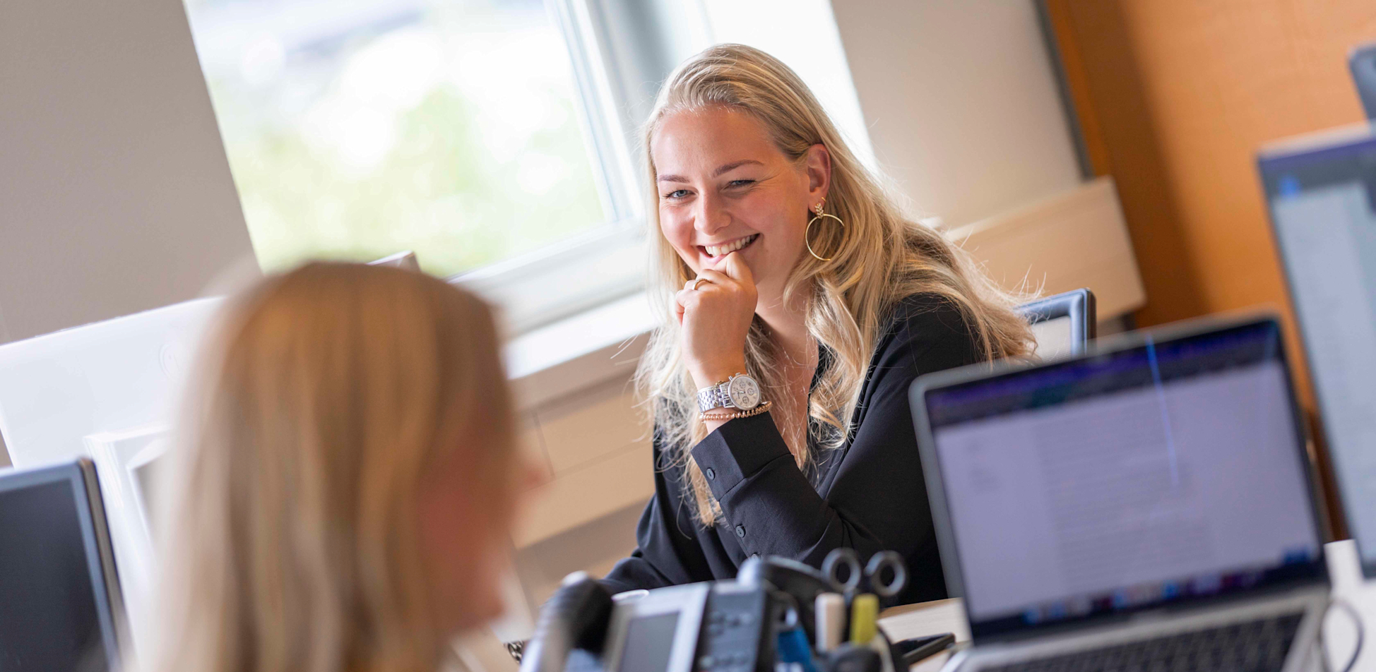 Lisanne en Nienke werken lachend samen