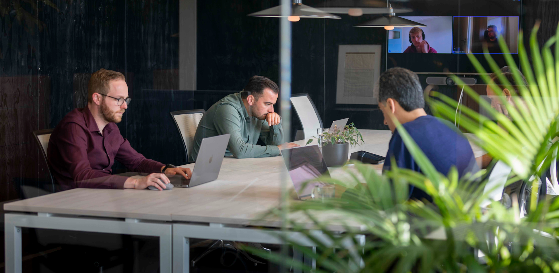 Team 4 heeft een meeting in een van onze meeting ruimtes. 