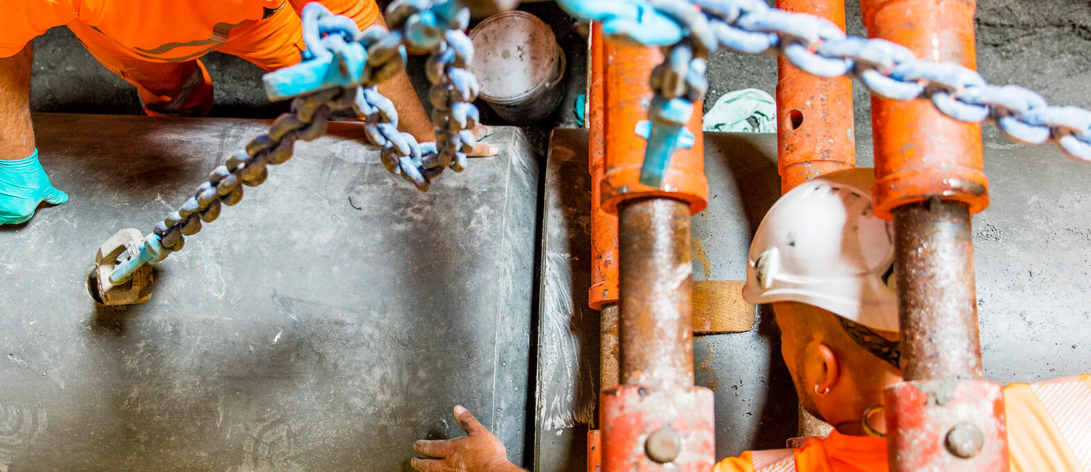 Installation de tuyaux pour un égout.