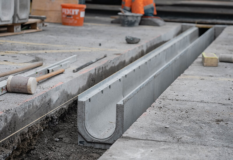 Einbau der BIRCO Rinnen für die optimale Arealentwässerung