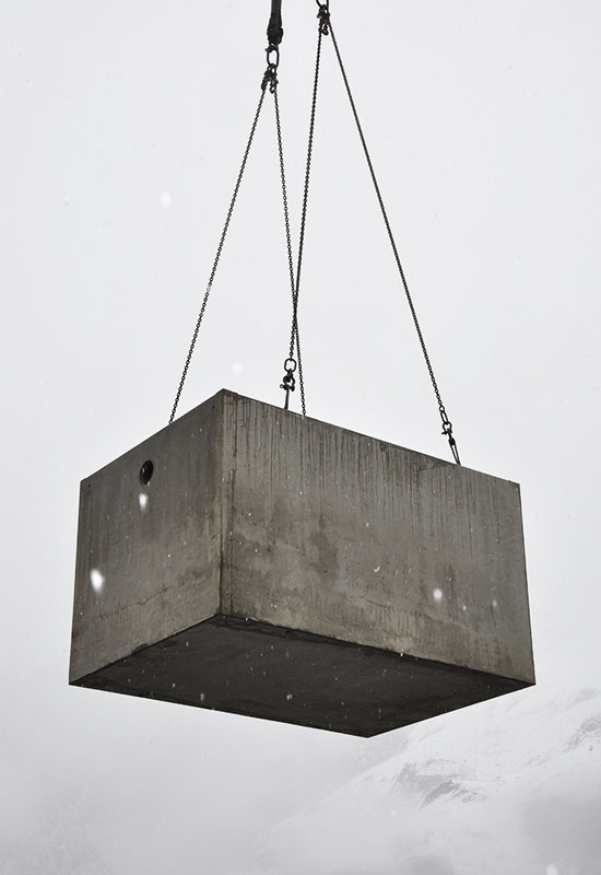 Das werkseitig vorfabrizierte Betonfertigteil wird angeliefert. 