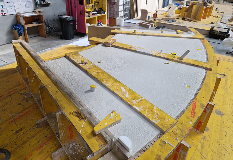 Dalle bétonnée avec évidements placés avec précision