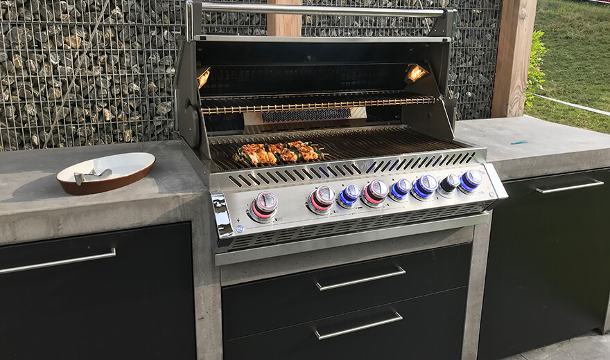 Cuisine extérieure avec barbecue intégré et tiroirs.