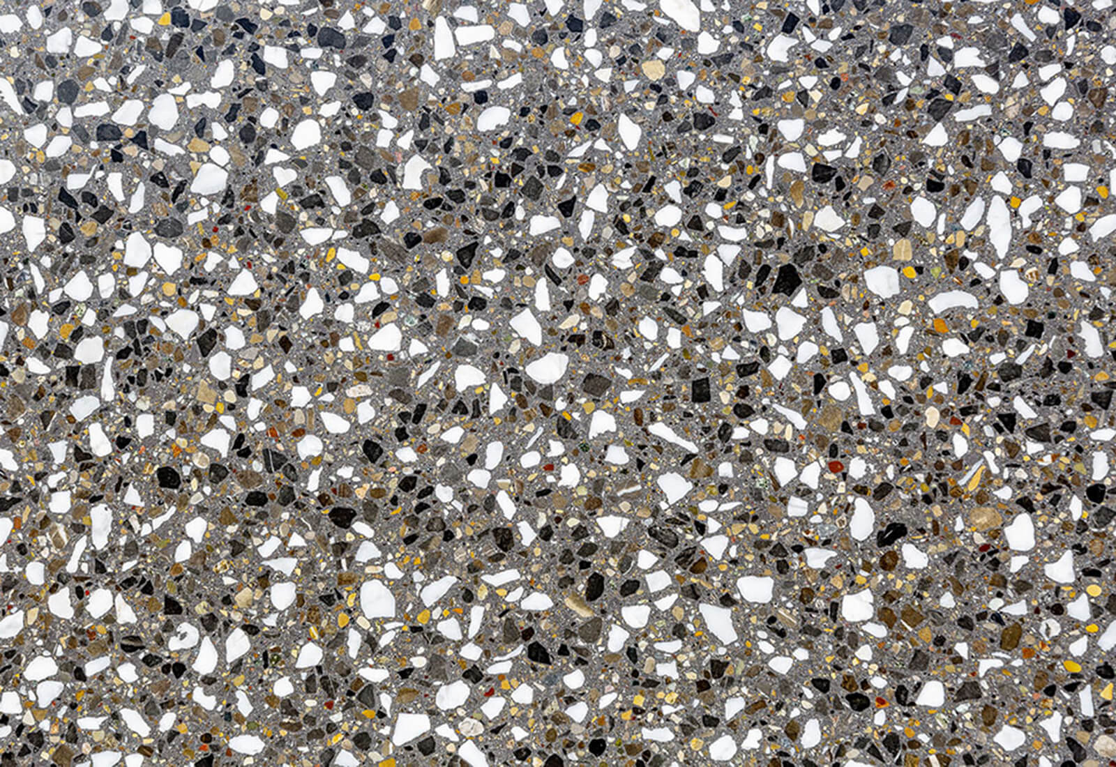 Schwarz-eingefärbter Beton mit eingestreutem, weissem Carrara-Marmorkies