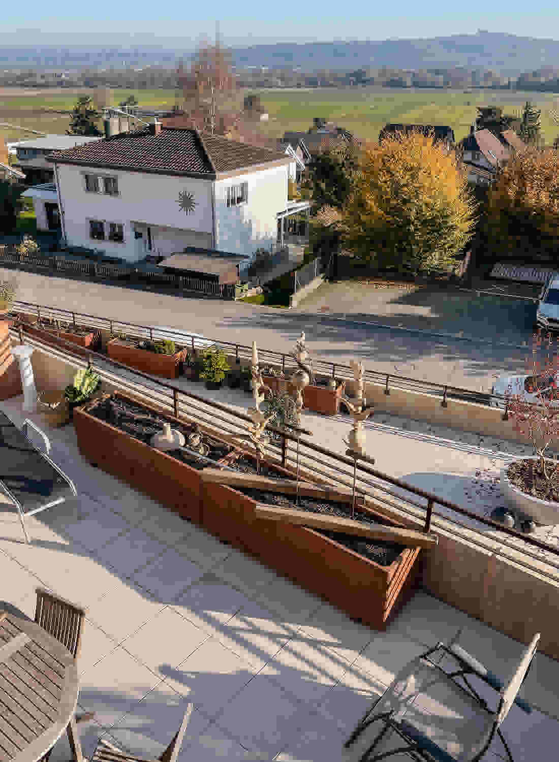 Pflanzentröge und Gartenplatten für die Terrassenhäuser Zileten