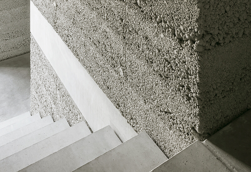 Béton apparent à gros grains et escalier en béton