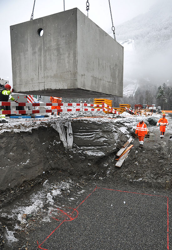 Mittels einem Kran wird das Element an die vorgesehene Stelle gehoben.