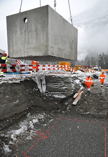 Mittels einem Kran wird das Element an die vorgesehene Stelle gehoben.