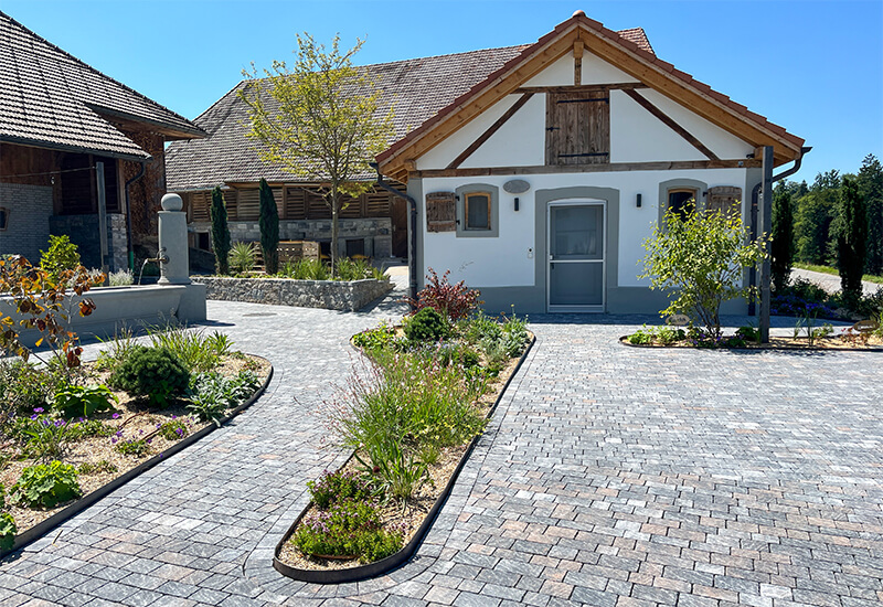 Pflastersteine für einen Bauernhof-Vorplatz