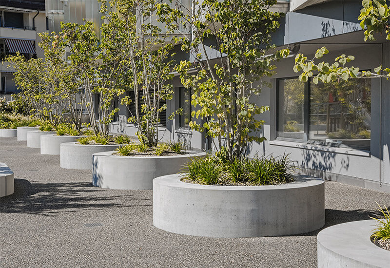 Sitzbankelemente rund bepflanzt