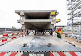 Transport sûr d'un total de 642 panneaux de chaussée en béton préfabriqué.