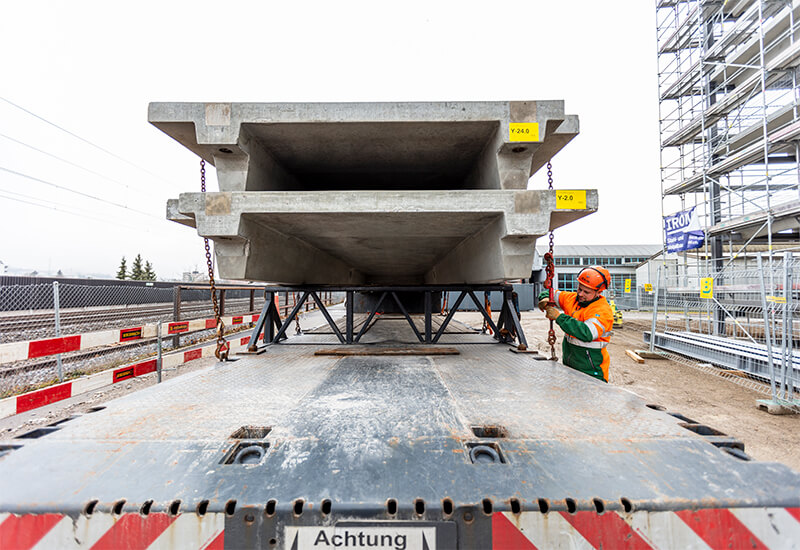 Transport sûr d'un total de 642 panneaux de chaussée en béton préfabriqué.
