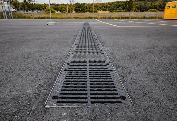 Caniveaux de drainage pour la filiale IVECO la plus moderne de Suisse. La société CREABETON a eu l’opportunité de livrer différentes cunettes BIRCO pour le nouveau bâtiment d’Eclépens.