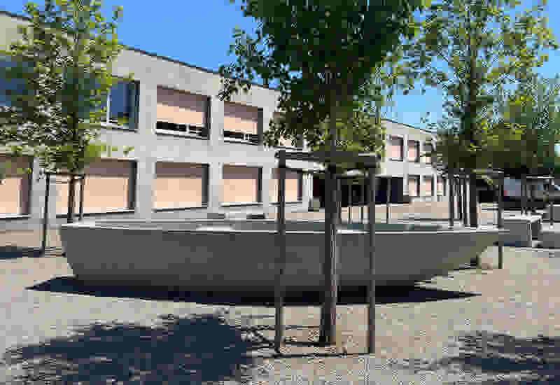 Das fertige Betonboot auf dem Schulhausplatz in Horriwil