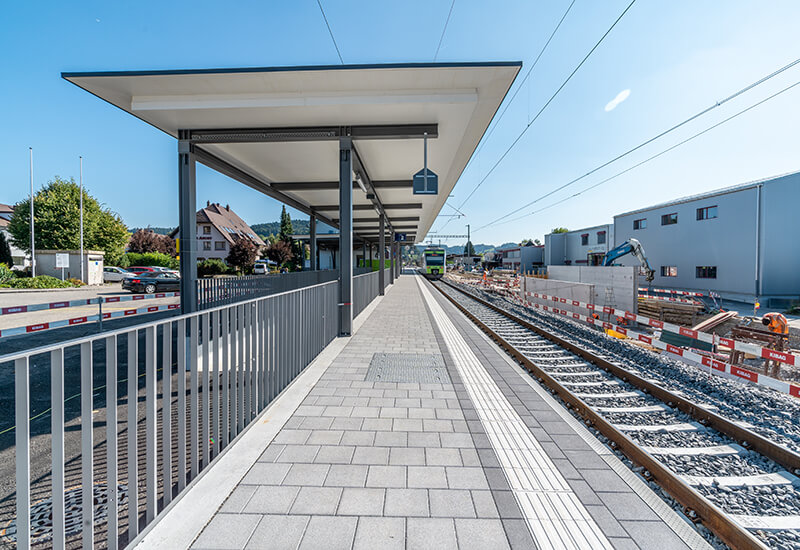 Barrierefreier Bahnhof mit Sicherheitsliniensteine