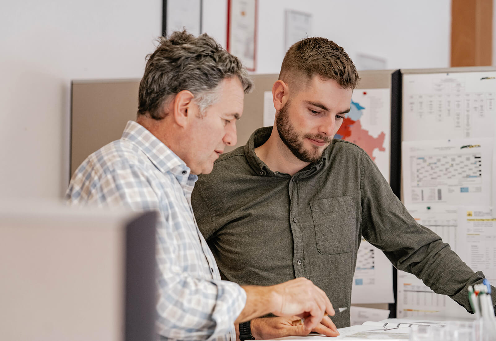 Martin Wüest und Dominik Estermann bei der Planung