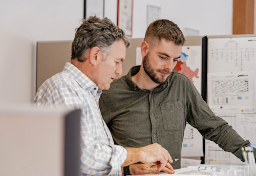 Martin Wüest und Dominik Estermann bei der Planung