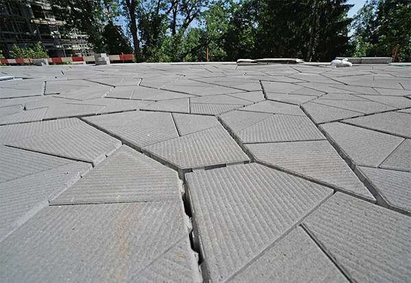 Nos professionnels de la fabrication du béton ont fabriqué et livré des dalles polygonales sur mesure pour la reconstruction du bâtiment Lerchenhalde à Zurich.