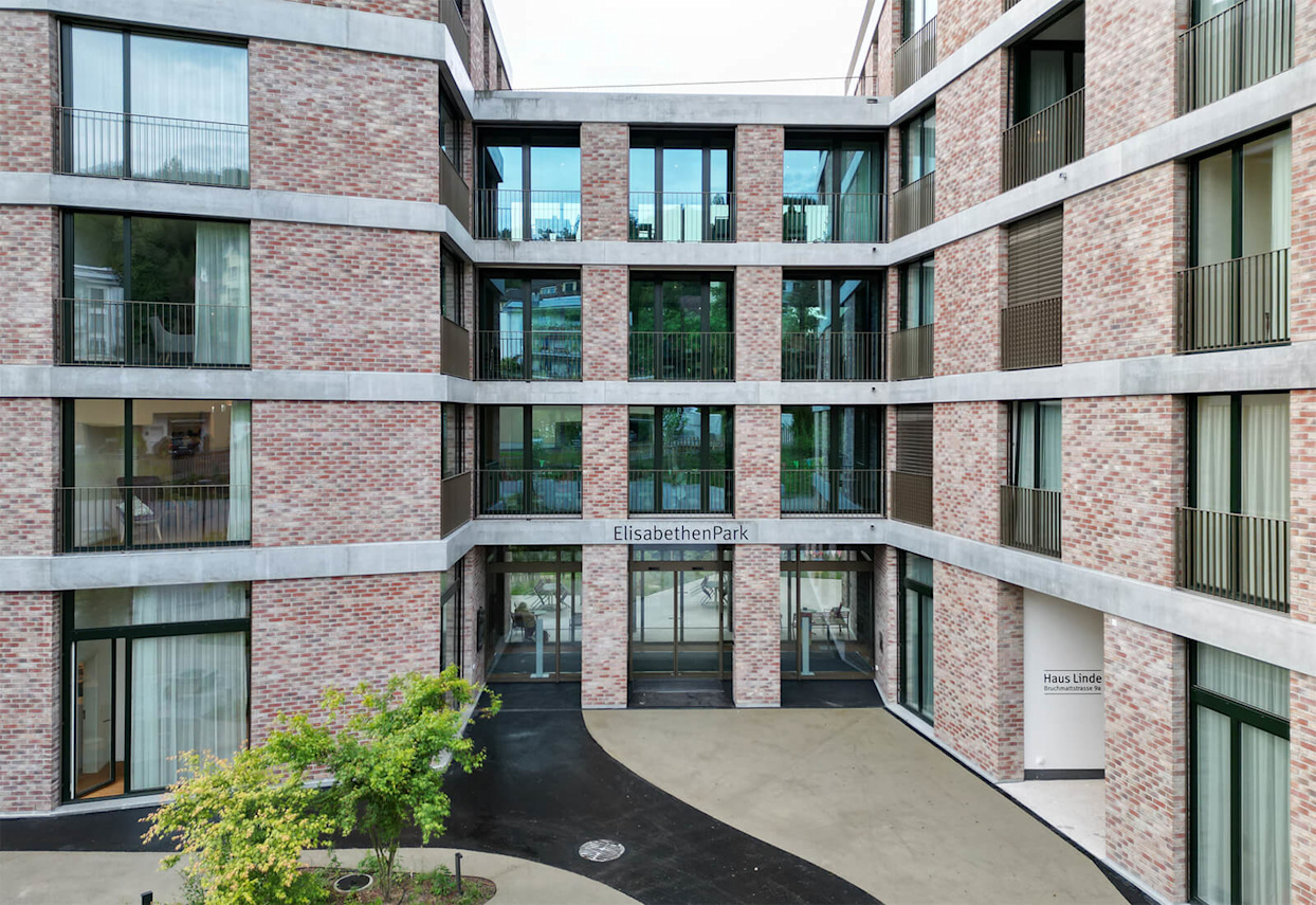 Ont été utilisés entre autres ELEF<sup>®</sup> Eléments de façade gris, lisses de décoffrage.