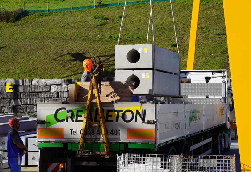 Chargement des éléments en béton sur le camion