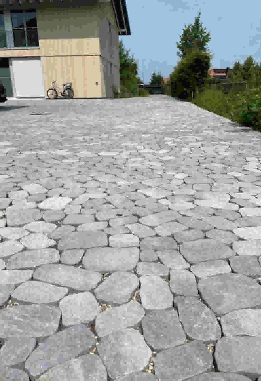 ARENA VISTA® Pflastersteine für einen Vorplatz in Meyriez