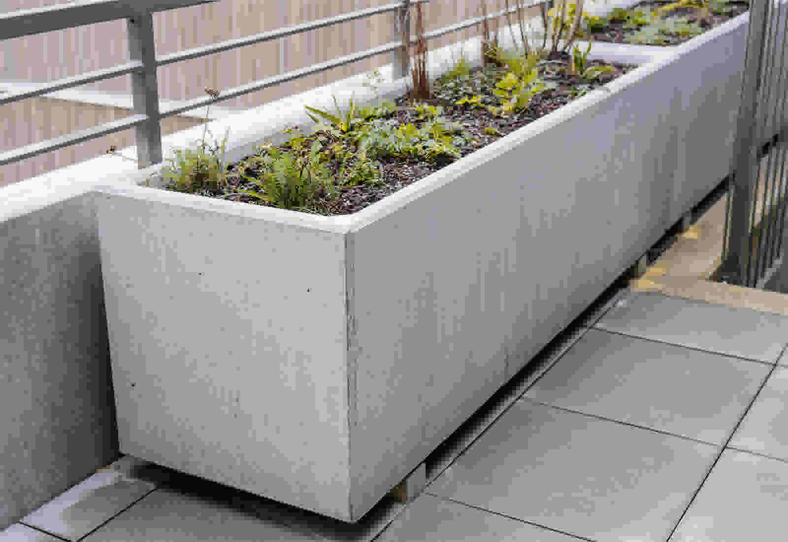 PARCO® Pflanzentröge und FINESSA® Gartenplatten