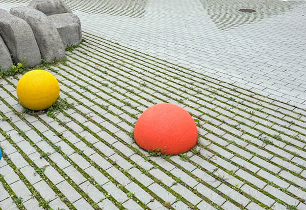 Les surfaces imperméabilisées empêchent l'infiltration : en cas de fortes pluies, les canalisations risquent d'être saturées et les rues inondées. Les revêtements de sol perméables réduisent les risques et améliorent le climat urbain.