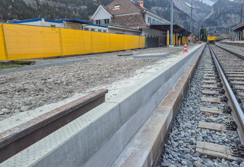 Einbau der Perronwinkel für den Bahnhof Kandersteg
