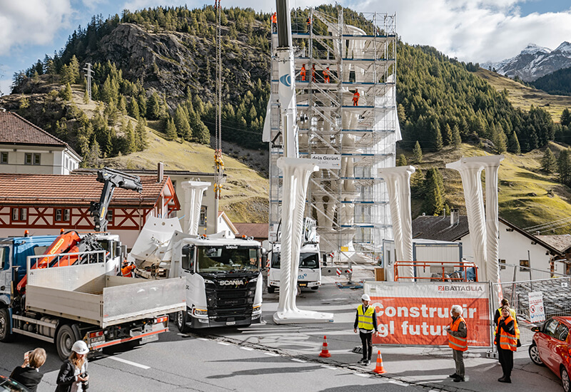 Montage des éléments en béton de la tour blanche à Mulegns