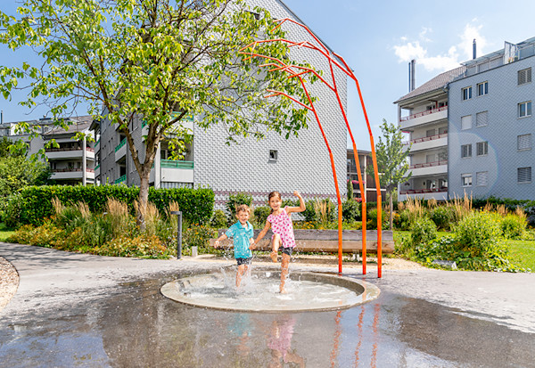 «Aqua» est le nom du nouveau bâtiment résidentiel au centre de Horw. La métaphore choisie par le maître d’ouvrage est avant tout synonyme de joie de vivre pétillante, de nature, d’art et de culture – et de béton.
