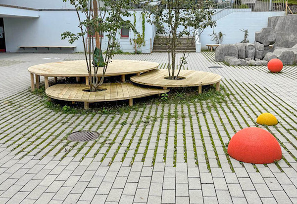 Une cour d’école qui réjouit le climat et les enfants : à l’école Fluhmühle de Lucerne, les pavés CLIMA STONE de CREABETON allient durabilité, fonctionnalité et esthétique pour un espace extérieur naturel et convivial.