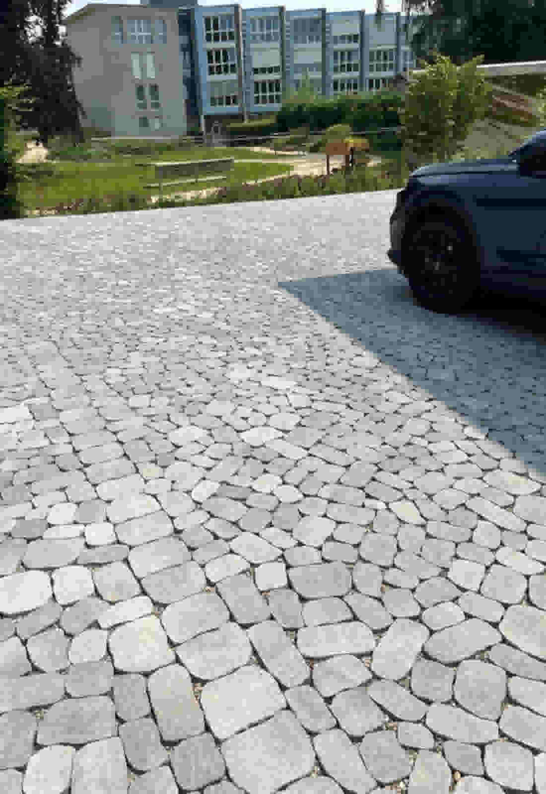 ARENA VISTA® Pflastersteine für einen Vorplatz in Meyriez